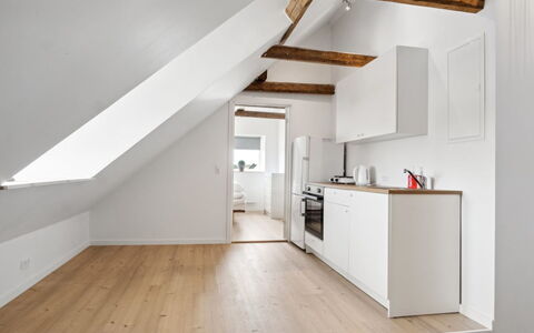 Fridgerd - 4.8Km from the Sea: Mueble, Diseño De Interiores, Piso, Suelo, Techo, Habitación, Silla, Mesa, Departamento, Cocina Y Comedor Mesa