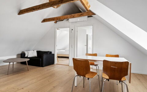 Fridgerd - 4.8Km from the Sea: Mueble, Diseño De Interiores, Piso, Suelo, Techo, Habitación, Silla, Mesa, Departamento, Cocina Y Comedor Mesa