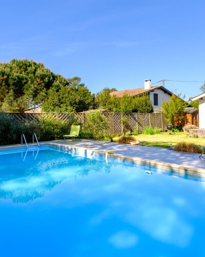 Cassy: Agua, Planta, Cielo, Piscina, Azur, Azul, Edificio, Árbol, Cuerpo De Agua, Sombra
