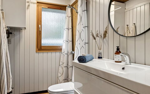 Sofja - 175M to the Fjord: Diseño De Interiores, Piso, Arreglo De Tubería, Baño, Suelo, Habitación, Plomería, Grifo, Mueble De Baño, Lavabo