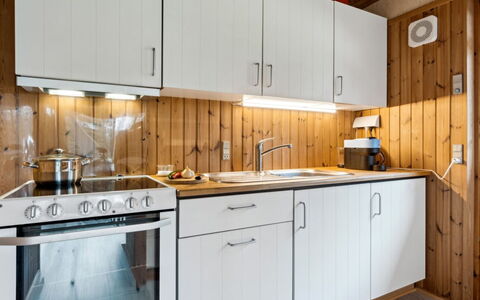 Sofja - 175M to the Fjord: Cocina, Aparato De Cocina, Mostrador, Madera, Electrodoméstico, Gabinetes, Diseño De Interiores, Lavabo, Piso, Techo