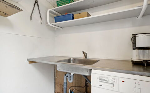 Sofja - 175M to the Fjord: Piso, Suelo, Arreglo De Tubería, Habitación, Diseño De Interiores, Techo, Lavabo, Plomería, Grifo, Mostrador