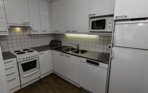Kesä-Iikka 4: Aparato De Cocina, Cocina, Electrodoméstico, Mostrador, Estufa De Cocina, Piso, Fregadero, Gabinetes, Electrodoméstico, Diseño De Interiores