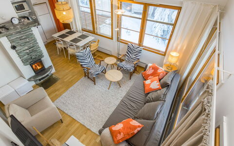 Kesä-Iikka 4: Mueble, Diseño De Interiores, Sofá, Piso, Madera, Suelo, Sala, Techo, Habitación, Departamento