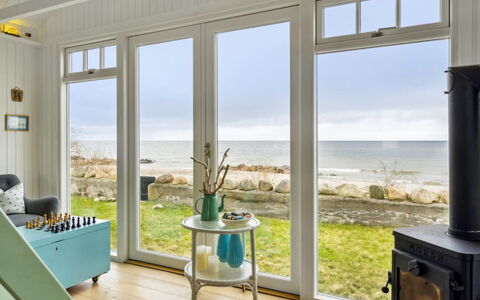 Ofrath - 5M from the Sea: Mueble, Diseño De Interiores, Suelo, Piso, Techo, Mar, Habitación, Oceano, Silla, Suelos De Madera