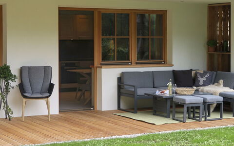 Chalet Holzerjuwel: Mueble, Propiedad, Sofá, Madera, Sombra, Diseño De Interiores, Sofá Cama, Arquitectura, Comodidad, Piso