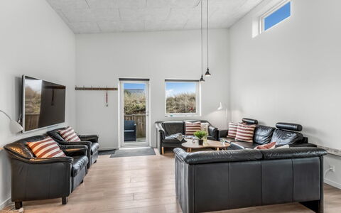 Clarabelle - 1.2Km from the Sea: Diseño De Interiores, Piso, Mueble, Suelo, Techo, Sofá, Madera, Habitación, Sala, Encendiendo
