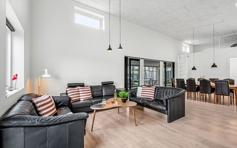 Clarabelle - 1.2Km from the Sea: Mueble, Diseño De Interiores, Piso, Suelo, Techo, Madera, Sofá, Habitación, Sala, Suelos De Madera