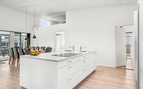 Clarabelle - 1.2Km from the Sea: Piso, Suelo, Diseño De Interiores, Madera, Suelos De Madera, Techo, Cocina, Mostrador, Gabinetes, Habitación