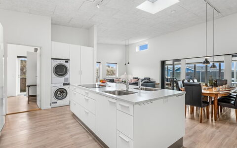 Clarabelle - 1.2Km from the Sea: Piso, Cocina, Diseño De Interiores, Suelo, Mostrador, Techo, Madera, Aparato De Cocina, Electrodoméstico, Suelos De Madera