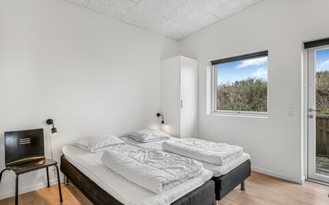 Clarabelle - 1.2Km from the Sea: Techo, Departamento, Habitación, La Luz Del Día, Lecho, Congelación, Cama, Marco De La Cama