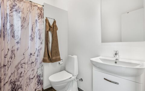 Clarabelle - 1.2Km from the Sea: Piso, Asiento Del Baño, Suelo, Arreglo De Tubería, Diseño De Interiores, Baño, Baño, Plomería, Habitación, Techo