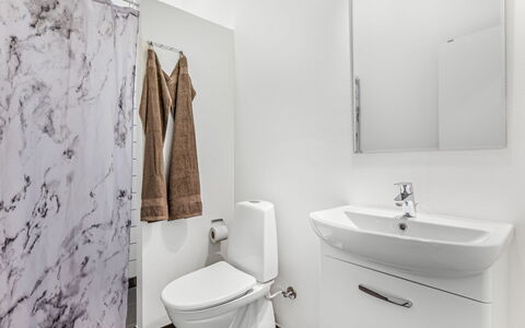 Clarabelle - 1.2Km from the Sea: Piso, Asiento Del Baño, Suelo, Diseño De Interiores, Arreglo De Tubería, Baño, Baño, Plomería, Habitación, Lavabo