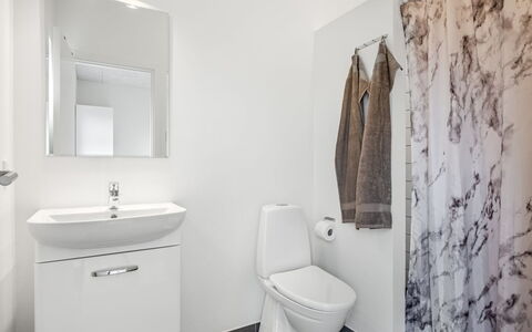 Clarabelle - 1.2Km from the Sea: Piso, Suelo, Diseño De Interiores, Asiento Del Baño, Arreglo De Tubería, Baño, Baño, Techo, Plomería, Mueble De Baño