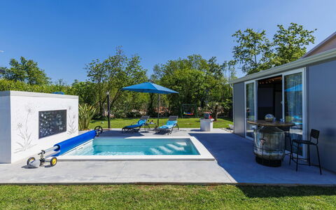 Villa Fenix: Piscina, Jardín, Sombra, Ocio, Paisajismo, Patio Interior, Mueble Para Exteriores, Inmuebles, Silla, Recurso