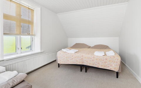 Antonina - 1.5Km from the Sea: Suelo, Habitación, Piso, Diseño De Interiores, Cama, Techo, Lecho, Sábana, Linos, Marco De La Cama