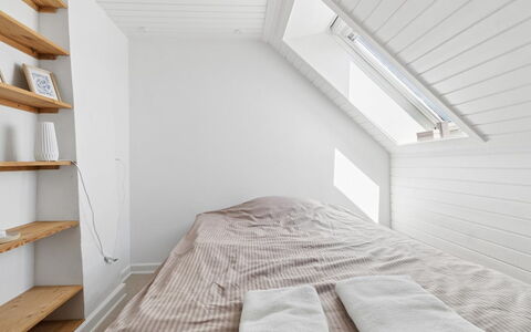 Antonina - 1.5Km from the Sea: Pared, Madera, Techo, Habitación, Diseño De Interiores, Suelo, Piso, Ático, Cama, Linos