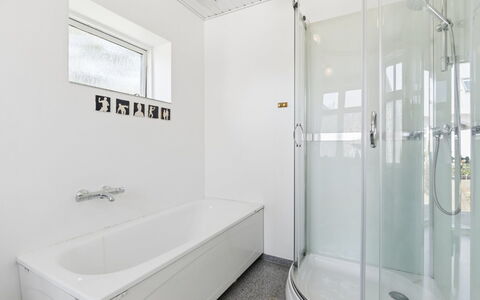Antonina - 1.5Km from the Sea: Baño, Arreglo De Tubería, Techo, Piso, Diseño De Interiores, Plomería, Suelo, Bañera, Grifo, Ducha