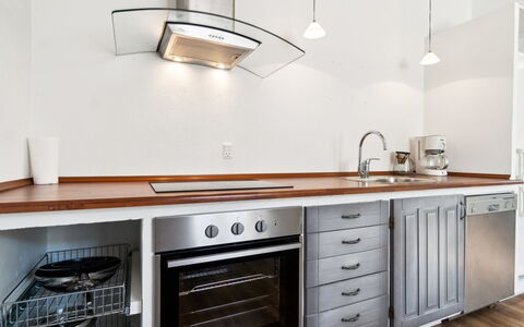 Antonina - 1.5Km from the Sea: Aparato De Cocina, Diseño De Interiores, Cocina, Electrodoméstico, Madera, Electrodoméstico, Piso, Mostrador, Gabinetes, Techo