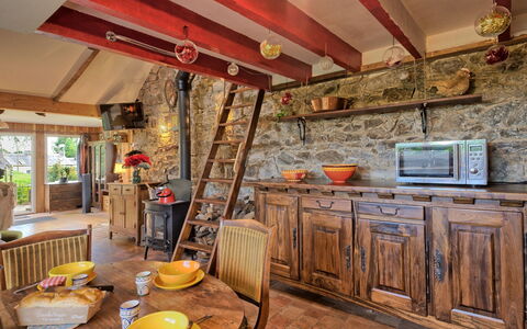 Wood Love Home: Mesa, Mueble, Propiedad, Gabinetes, Vajilla, Madera, Mostrador, Diseño De Interiores, Silla, Manchas De Madera