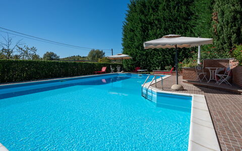 La Casa del Nonno: Piscina, Azul, Agua, Recurso, Material Compuesto, Ocio, Mueble Para Exteriores, Sombra, Eco Hotel, Fuente De Agua