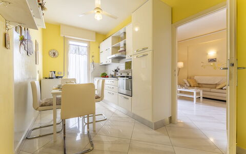 Leandro's House Near Thermal Baths: Mueble, Edificio, Silla, Amarillo, Puerta, Suelo, Ventana, Piso