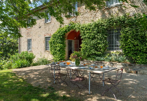 Casa Mirandola: Planta, Mesa, Mueble, Edificio, Propiedad, Ventana, Silla, Mesa Al Aire Libre, Mueble Para Exteriores, Sombra