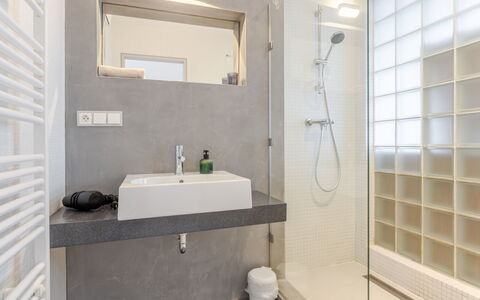 Klinovec Meadows Residence: Diseño De Interiores, Piso, Pared, Baño, Suelo, Arreglo De Tubería, Techo, Casa, Plomería, Habitación
