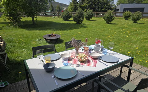 Klinovec Meadows Residence: Mueble, Mesa, Mueble Para Exteriores, Silla, Mesa Al Aire Libre, Cocina Y Comedor Mesa, Restaurante, Mesa De Café, Utensilios Para Servir, Jardín