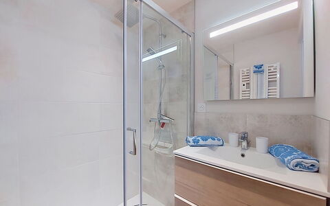 Ty Pjp: Piso, Arreglo De Tubería, Suelo, Diseño De Interiores, Baño, Plomería, Espejo, Grifo, Mueble De Baño, Lavabo
