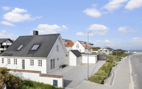 Edin - 100M from the Sea: Edificio, Ventana, Casa, Casa, Techo, Barrio Residencial, Arquitectura, Cabaña, Pendiente