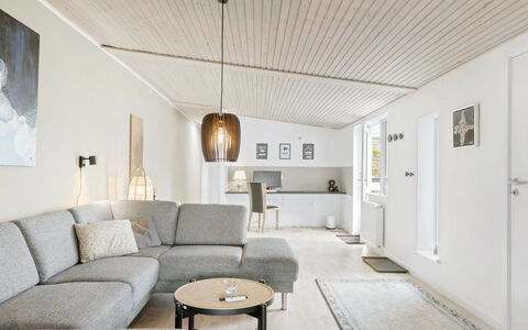 Edin - 100M from the Sea: Pared, Diseño De Interiores, Madera, Techo, Piso, Suelo, Casa, Lámpara, Sofá, Sala