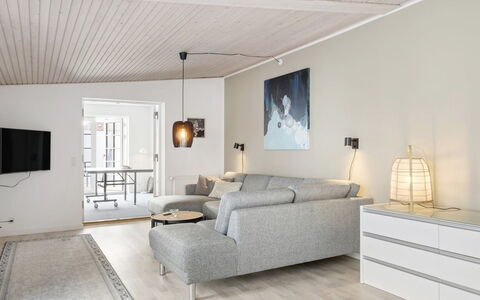 Edin - 100M from the Sea: Piso, Mueble, Diseño De Interiores, Suelo, Sofá, Pared, Madera, Sala, Techo, Casa