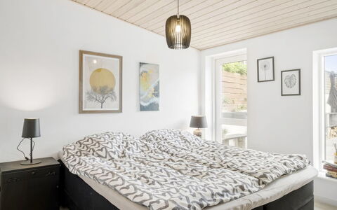Edin - 100M from the Sea: Mueble, Diseño De Interiores, Cama, Habitación, Madera, Techo, Piso, Suelo, Lecho, Habitación