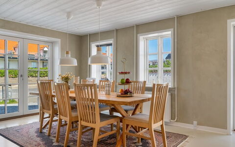 Edin - 100M from the Sea: Mueble, Piso, Diseño De Interiores, Suelo, Madera, Mesa, Suelos De Madera, Comedor, Techo, Cocina Y Comedor Mesa
