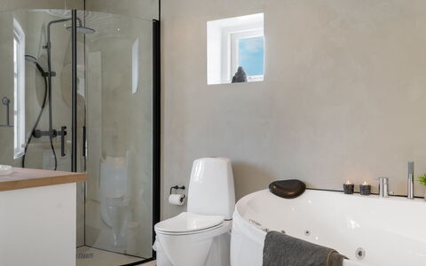 Edin - 100M from the Sea: Arreglo De Tubería, Baño, Diseño De Interiores, Piso, Suelo, Encendiendo, Plomería, Techo, Grifo, Lavabo