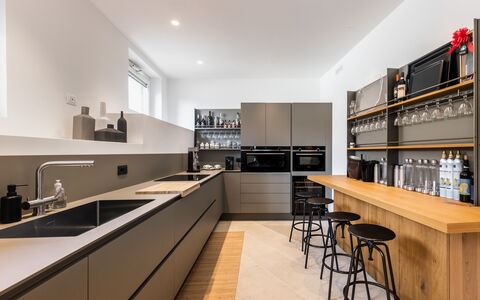 Villa Demar: Gabinetes, Mueble, Mostrador, Fregadero, Lavabo, Grifo, Cocina, Casa, Madera, Estante