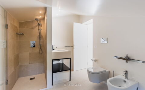 Villa Demar: Arreglo De Tubería, Grifo, Lavabo, Baño, Lavabo Del Baño, Diseño De Interiores, Alcachofa De La Ducha, Ducha, Edificio