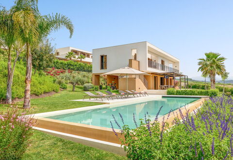 Villa Smeraldo - Sea Front | By Rocco Forte Villas: Planta, Agua, Propiedad, Edificio, Cielo, Azur, Árbol, Flor, Arquitectura, Piscina