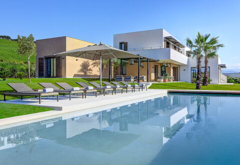 Villa Corallo - Sea Front | By Rocco Forte Villas: Agua, Cielo, Edificio, Azur, Planta, Sombra, Piscina, Árbol, Diseño Urbano, Barrio Residencial