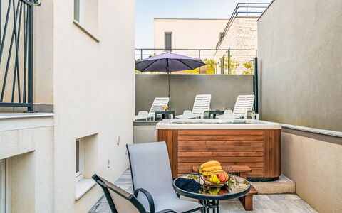 Tica: Mesa, Mueble, Propiedad, Ventana, Edificio, Silla, Sombra, Diseño De Interiores, Mueble Para Exteriores, Planta De Casa