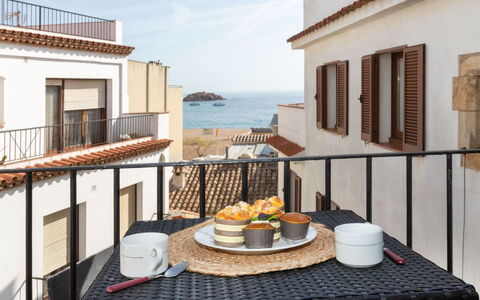 Atic Cap Tossa: Cielo, Planta, Nube, Luz De La Calle, Diseño Urbano, Superficie De La Carretera, Árbol, Edificio, Paisaje, La Carretera