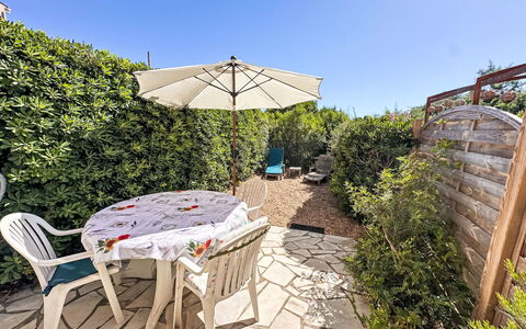 Le Plein Soleil: Arbusto, Jardín, Mueble Para Exteriores, Paisajismo, Sombra, Silla, Mesa Al Aire Libre, Yarda, Patio Interior, Planta De Casa
