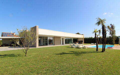 Stima Home, Padova, Pool, Ac: Barrio Residencial, Casa, Sombra, Inmuebles, Paisajismo, Hormigón, Piscina, Césped, Jardín, Yarda