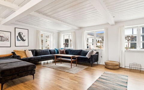 Sjard - 300M from the Sea: Sofá, Madera, Diseño De Interiores, Mueble, Piso, Suelos De Madera, Departamento, Sala, Suelo, Casa