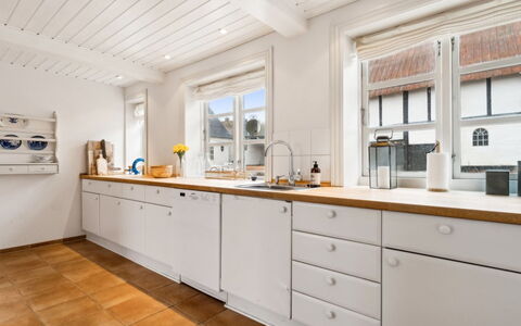 Sjard - 300M from the Sea: Piso, Cocina, Mostrador, Madera, Diseño De Interiores, Gabinetes, Suelo, Aparato De Cocina, Arreglo De Tubería, Grifo