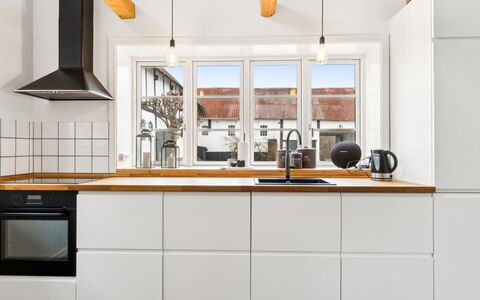 Sjard - 300M from the Sea: Cocina, Aparato De Cocina, Mostrador, Piso, Gabinetes, Diseño De Interiores, Electrodoméstico, Madera, Estufa De Cocina, Suelo
