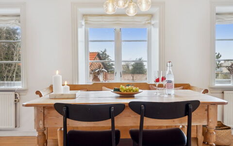 Sjard - 300M from the Sea: Mueble, Diseño De Interiores, Piso, Candelabro, Madera, Mesa, Lámpara, Comedor, Techo, Cocina Y Comedor Mesa