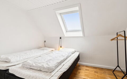 Sjard - 300M from the Sea: Piso, Madera, Suelo, Habitación, Diseño De Interiores, Techo, Cama, Suelos De Madera, Lecho, Casa