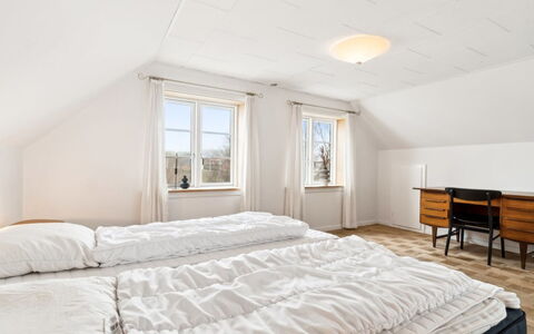 Sjard - 300M from the Sea: Madera, Piso, Suelo, Habitación, Techo, Diseño De Interiores, Cama, Casa, Suelos De Madera, Lecho